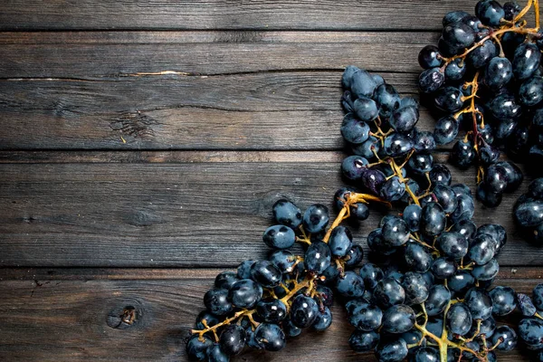 Uvas Pretas Maduras Fundo Madeira — Fotografia de Stock