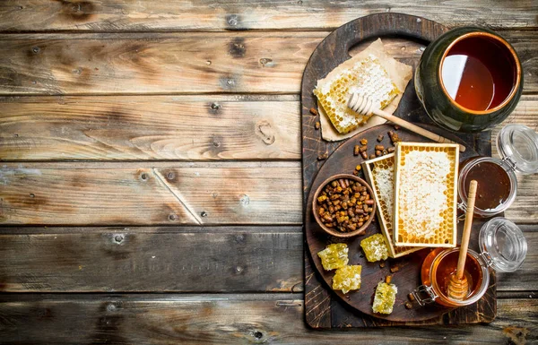 Tatlım farklı türde ürün yelpazesine. Ahşap bir arka plan üzerinde.