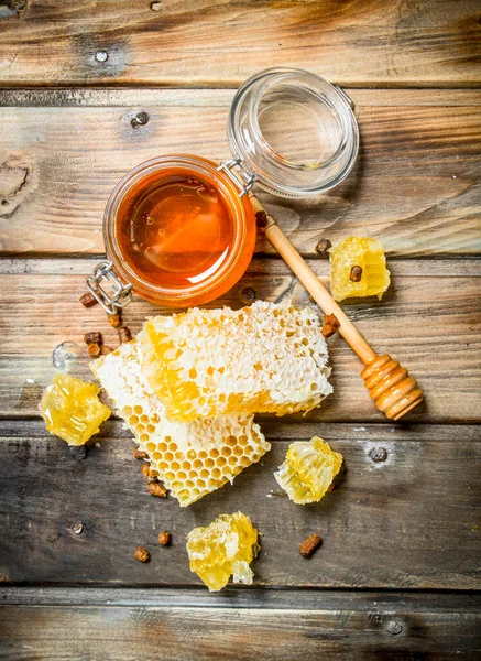 Natürlicher Honig Waben Auf Einem Hölzernen Hintergrund — Stockfoto