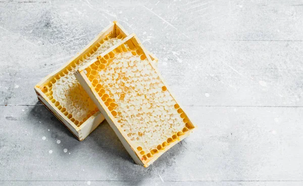 Ahşap peteğin tatlım. Rustik bir arka plan üzerinde.