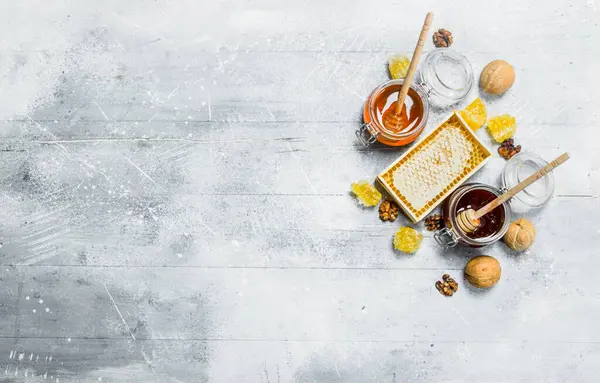 Aralık türü doğal bal. Rustik bir arka plan üzerinde.