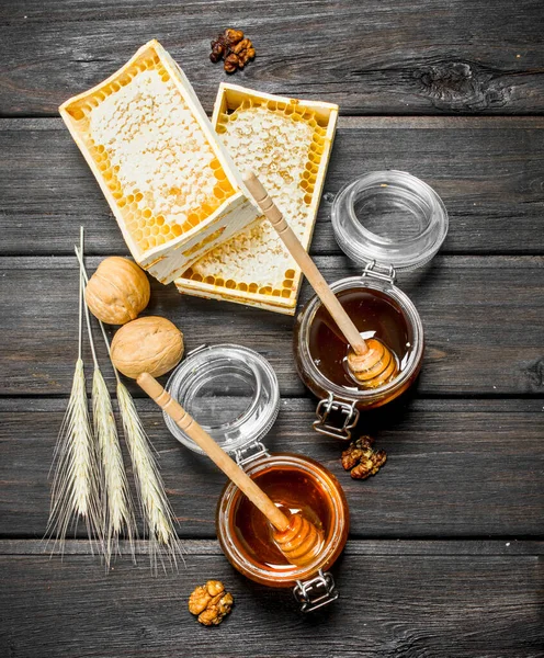 Tatlım farklı türde ürün yelpazesine. Ahşap bir arka plan üzerinde.