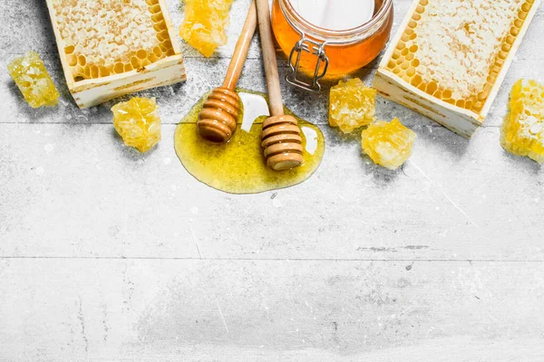 Miele Naturale Favi Con Cucchiai Legno Uno Sfondo Rustico — Foto Stock