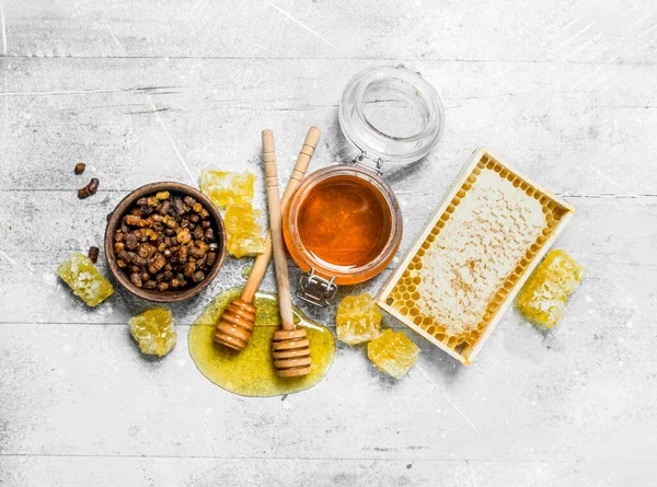 Doğal bal farklı türleri. Rustik bir arka plan üzerinde.