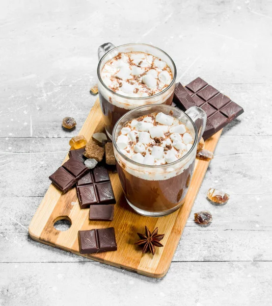 Sıcak çikolata marshmallow ile. Rustik bir arka plan üzerinde.