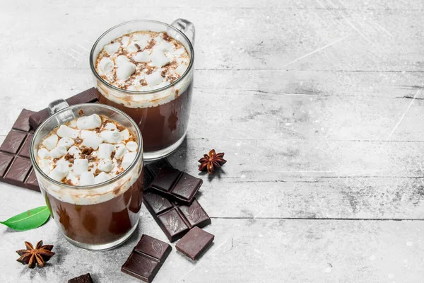 Sıcak çikolata marshmallow ile. Rustik bir arka plan üzerinde.