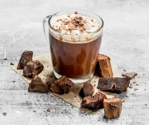 Sıcak çikolata bitter çikolata ve şekerleme parçaları ile. Rustik bir arka plan üzerinde.