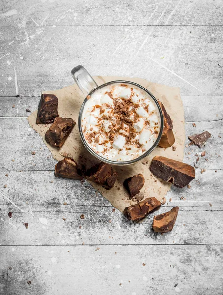 Sıcak çikolata bitter çikolata ve şekerleme parçaları ile. Rustik bir arka plan üzerinde.