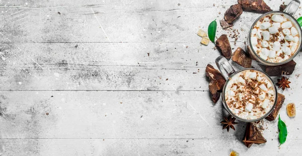 Sıcak çikolata bitter çikolata ve şekerleme parçaları ile. Rustik bir arka plan üzerinde.