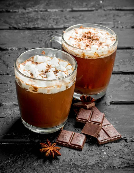 Sıcak çikolata marshmallow ile. Rustik siyah arka plan üzerine.