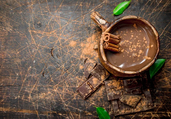Copa Chocolate Caliente Con Palitos Canela Sobre Fondo Madera — Foto de Stock