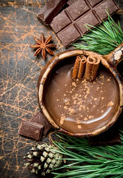 Sıcak çikolata tarçın ile sopa. Ahşap bir arka plan üzerinde.