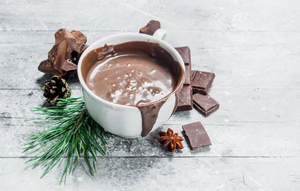 Bir fincan sıcak çikolata. Rustik bir arka plan üzerinde.