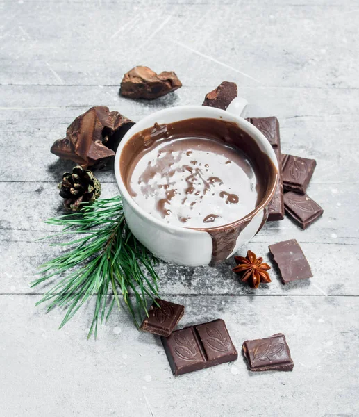 Bir fincan sıcak çikolata. Rustik bir arka plan üzerinde.