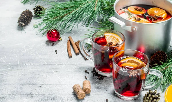 Weihnachtlicher Glühwein Mit Aromatischen Gewürzen Auf Rustikalem Hintergrund — Stockfoto