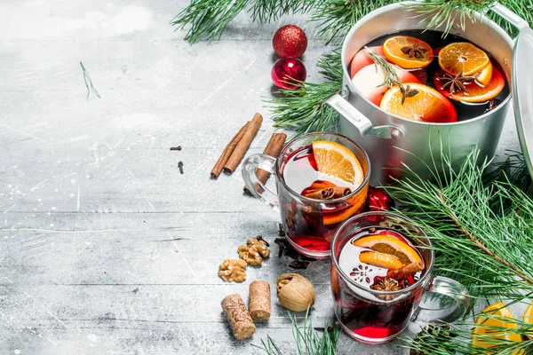 Weihnachtlicher Glühwein Mit Aromatischen Gewürzen Auf Rustikalem Hintergrund — Stockfoto
