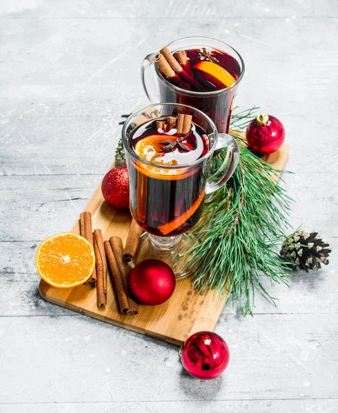 Boże Narodzenie Gorące Grzane Wino Aromatycznych Przypraw Tle Rustykalnym — Zdjęcie stockowe