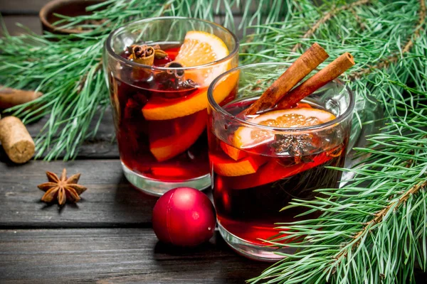 Weihnachtlicher Glühwein Mit Gewürzen Und Aromatischen Kräutern Auf Einem Hölzernen — Stockfoto