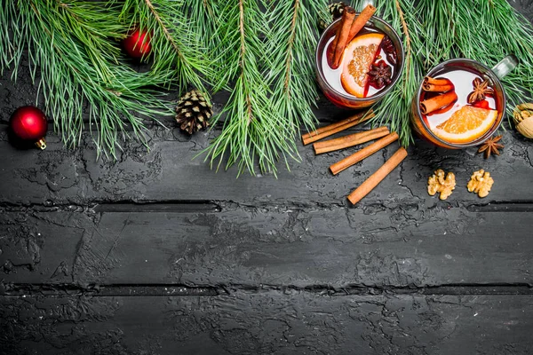 Noel baharatlar ile şarap mulled. Rustik siyah arka plan üzerine.