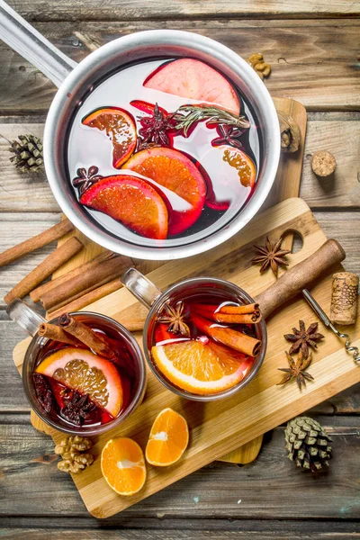 Baharat pot mulled şarap. Ahşap bir arka plan üzerinde.
