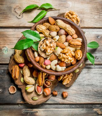 Fındık yaprak kase çeşitleri. Ahşap bir arka plan üzerinde.