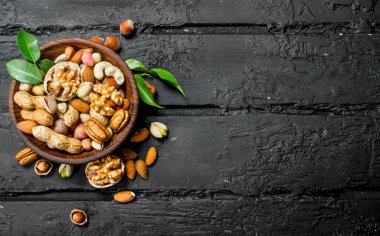 Kase fındık farklı türleri. Rustik siyah arka plan üzerine.