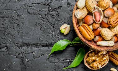 Kase fındık farklı türleri. Rustik siyah arka plan üzerine.