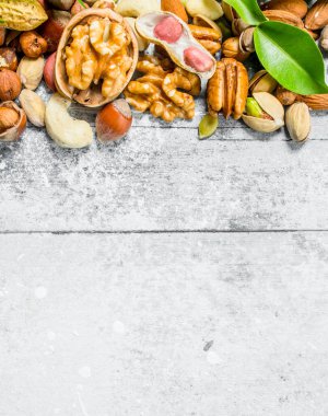 Fındık arka plan. Fındık yeşil yaprakları ile farklı türde ürün yelpazesine. Rustik bir arka plan üzerinde.