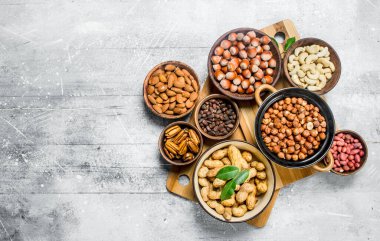 Kase içinde farklı fındık ürün yelpazesine. Rustik bir arka plan üzerinde.