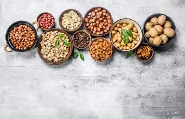 Kase içinde farklı fındık ürün yelpazesine. Rustik bir arka plan üzerinde.