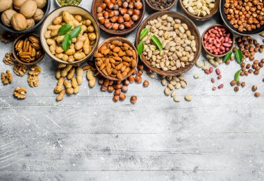 Kase içinde farklı fındık ürün yelpazesine. Rustik bir arka plan üzerinde.