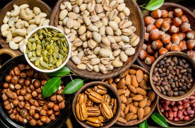 Kase içinde farklı fındık ürün yelpazesine. Ahşap bir arka plan üzerinde.