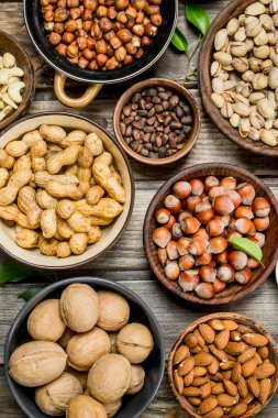 Kase içinde farklı fındık ürün yelpazesine. Ahşap bir arka plan üzerinde.