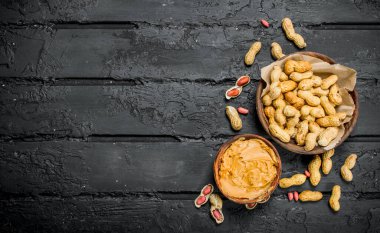 Kase fıstık ezmesi. Rustik siyah arka plan üzerine.