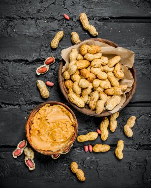 Kase fıstık ezmesi. Rustik siyah arka plan üzerine.