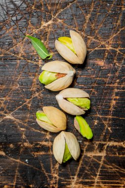 Fıstık yeşil yaprakları ile. Ahşap bir arka plan üzerinde.