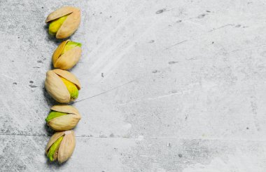 Antep fıstığı. Rustik bir arka plan üzerinde