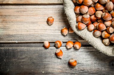 Fındık çantada. Ahşap bir arka plan üzerinde.