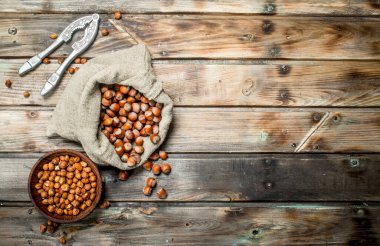 Fındık ile Fındıkkıran kabuklu. Ahşap bir arka plan üzerinde.