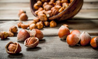 Fındık kabuğu. Ahşap bir arka plan üzerinde.