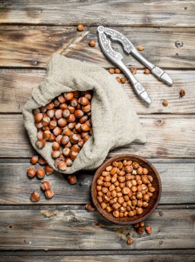 Fındık ile Fındıkkıran kabuklu. Ahşap bir arka plan üzerinde.