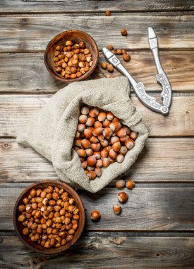 Fındık ile Fındıkkıran kabuklu. Ahşap bir arka plan üzerinde.