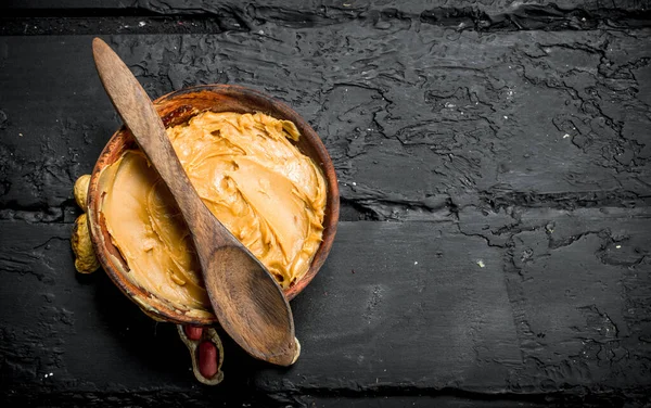 Manteiga Amendoim Tigela Com Colher Madeira Fundo Rústico Preto — Fotografia de Stock
