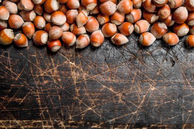 Fındık kabuğu. Ahşap bir arka plan üzerinde.