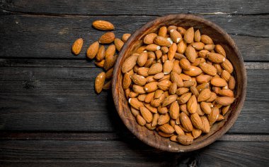 Badem kase. Ahşap bir arka plan üzerinde.