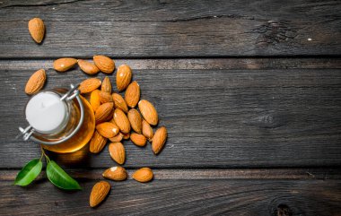 Badem yağı yaprakları ile. Ahşap bir arka plan üzerinde.