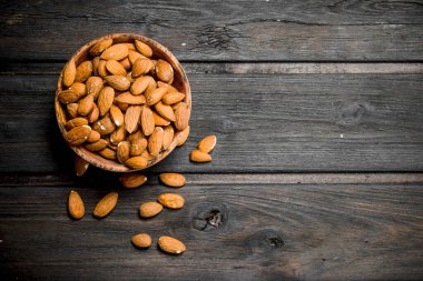 Badem kase. Ahşap bir arka plan üzerinde.