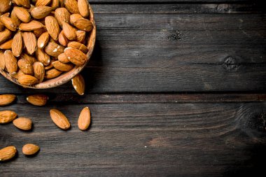 Badem kase. Ahşap bir arka plan üzerinde.