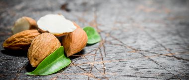 Badem yaprakları ile. Ahşap bir arka plan üzerinde.