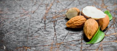 Badem yaprakları ile. Ahşap bir arka plan üzerinde.